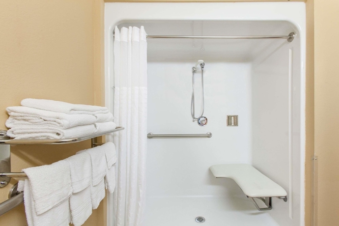 Imagen de la habitación del Hotel Microtel Inn and Suites By Wyndham Rogers. Foto 9