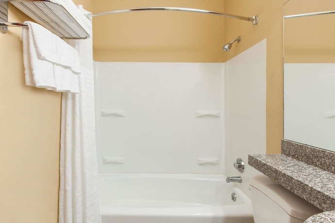 Imagen de la habitación del Hotel Microtel Inn and Suites By Wyndham Rogers. Foto 11