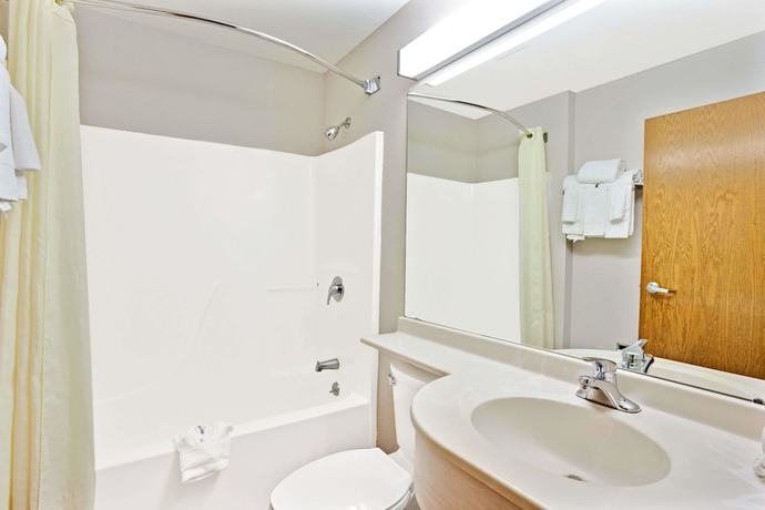 Imagen de la habitación del Hotel Microtel Inn and Suites By Wyndham Roseville/detroit Area. Foto 11