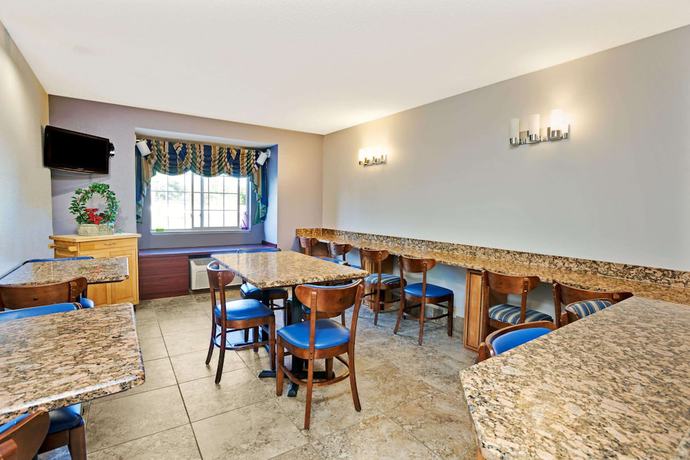 Imagen del bar/restaurante del Hotel Microtel Inn and Suites By Wyndham Roseville/detroit Area. Foto 4