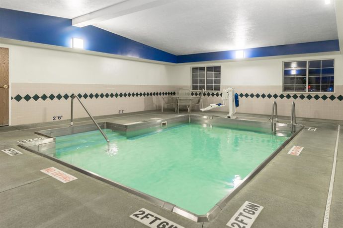 Imagen de la piscina del Hotel Microtel Inn and Suites By Wyndham Springfield. Foto 16