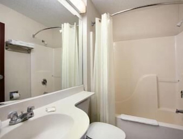 Imagen de la habitación del Hotel Microtel Inn and Suites By Wyndham Tulsa/catoosa Route 66. Foto 13