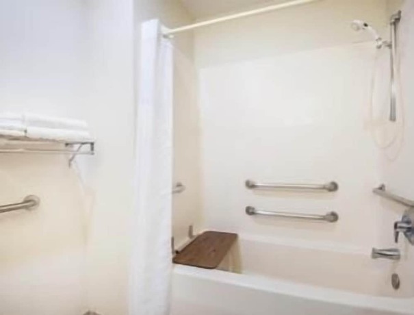 Imagen de la habitación del Hotel Microtel Inn and Suites By Wyndham Tulsa/catoosa Route 66. Foto 17
