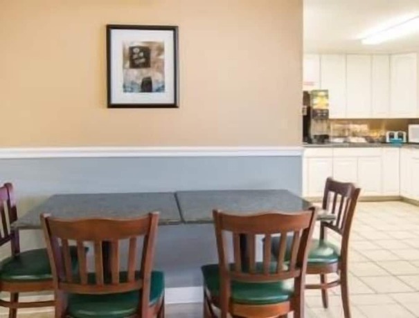Imagen del bar/restaurante del Hotel Microtel Inn and Suites By Wyndham Tulsa/catoosa Route 66. Foto 3