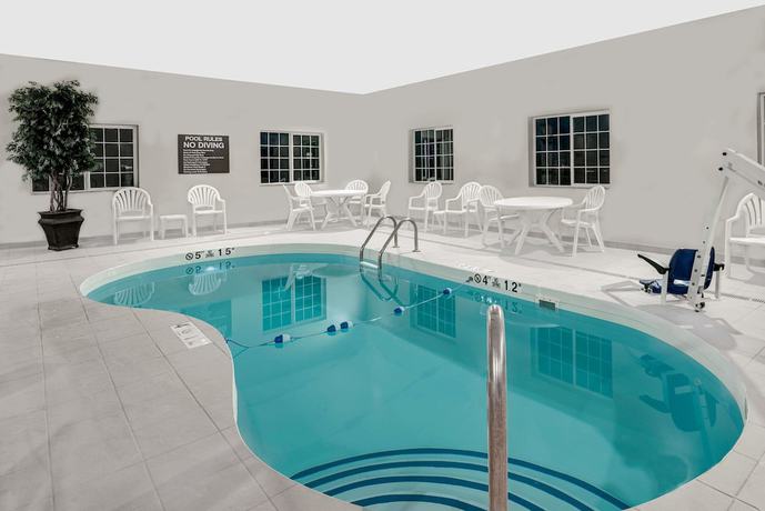 Imagen de la piscina del Hotel Microtel Inn and Suites By Wyndham Williston. Foto 20