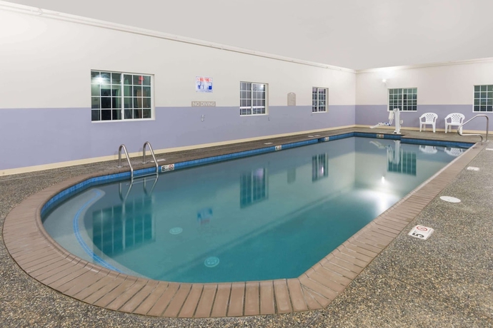 Imagen de la piscina del Hotel Microtel Inn and Suites By Wyndham Windham. Foto 19