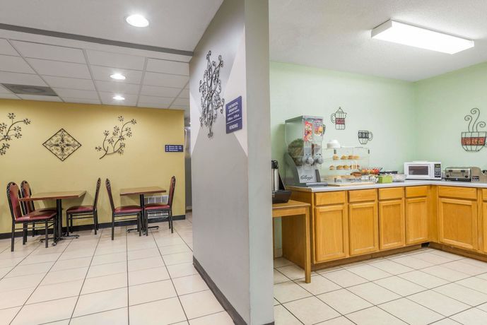 Imagen del bar/restaurante del Hotel Microtel Inn and Suites by Wyndham Dayton/Riverside OH. Foto 2