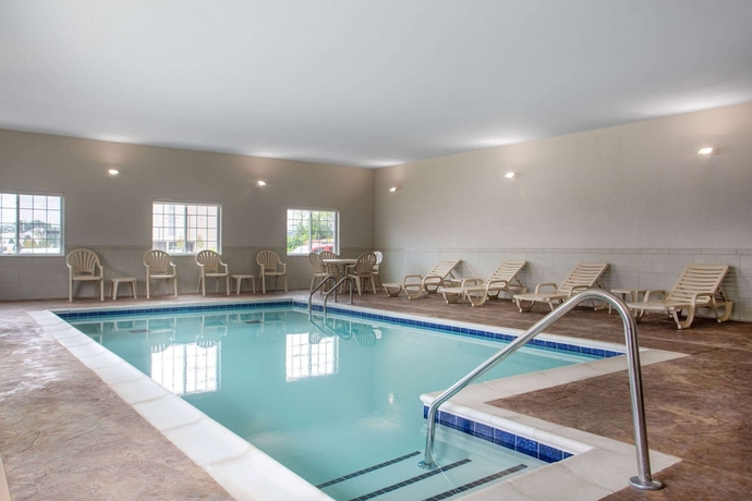 Imagen de la piscina del Hotel Microtel Inn and Suites by Wyndham Liberty/NE Kansas City Area. Foto 18