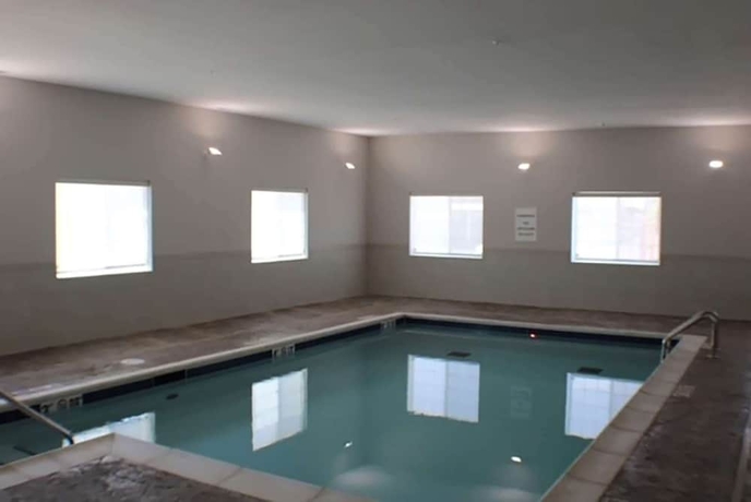 Imagen de la piscina del Hotel Microtel Inn and Suites by Wyndham Liberty/NE Kansas City Area. Foto 19