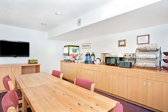 Imagen del bar/restaurante del Hotel Microtel Inn and Suites by Wyndham Morgan Hill/San Jose Area. Foto 2