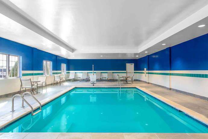 Imagen de la piscina del Hotel Microtel Inn and Suites by Wyndham South Hill. Foto 19