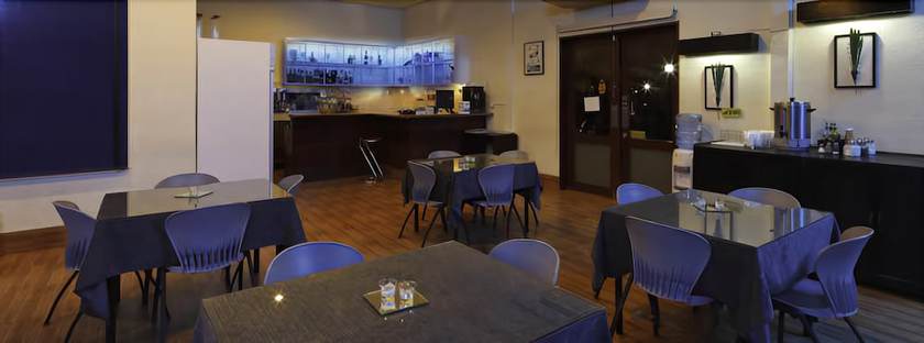 Imagen del bar/restaurante del Hotel Microtel by Wyndham Cabanatuan. Foto 7