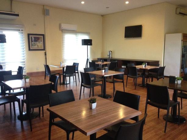 Imagen del bar/restaurante del Hotel Microtel by Wyndham Cabanatuan. Foto 8