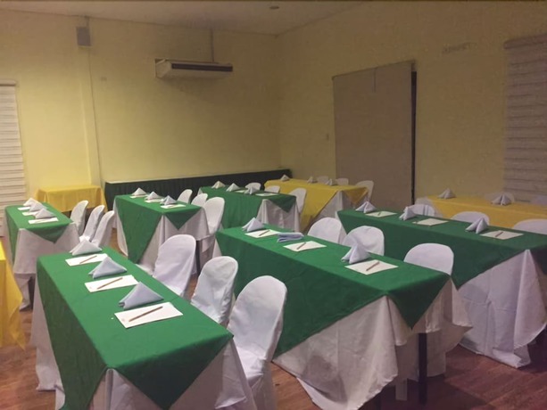 Imagen de los interiores del Hotel Microtel by Wyndham Cabanatuan. Foto 17