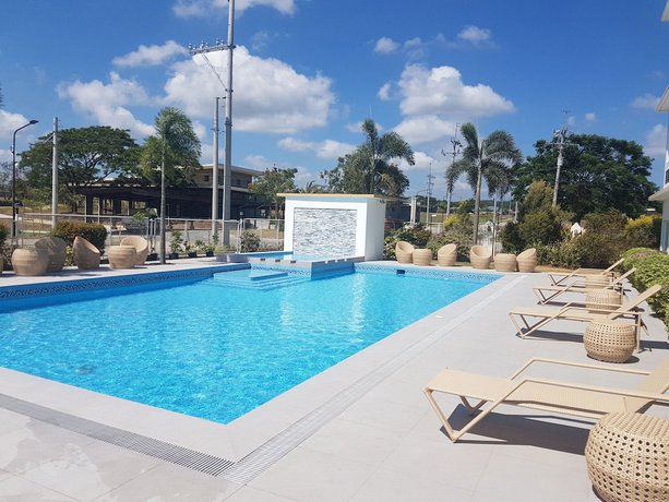 Imagen de la piscina del Hotel Microtel by Wyndham South Forbes near Nuvali. Foto 20