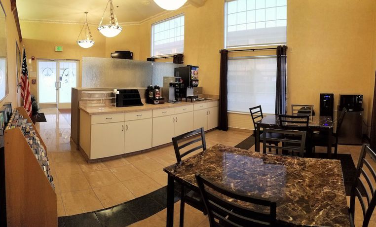 Imagen del bar/restaurante del Hotel Mid City Inn and Suites. Foto 4