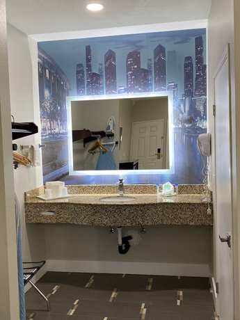 Imagen de la habitación del Hotel Mid City Inn and Suites. Foto 15