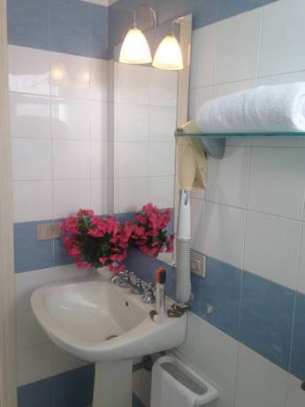 Imagen de la habitación del Hotel Mida. Foto 13