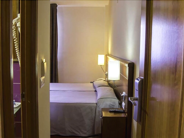 Imagen de la habitación del Hotel Midama. Foto 7