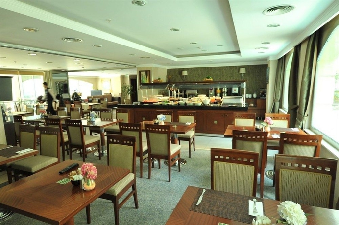 Imagen del bar/restaurante del Hotel Midas. Foto 2