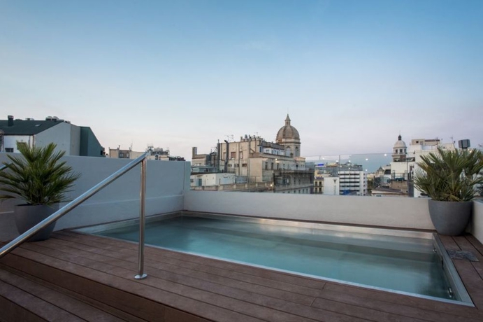 Imagen de la piscina del Hotel Midmost Barcelona. Foto 8