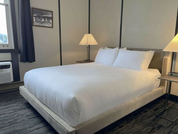 Imagen de la habitación del Hotel Midnight Sun, a Coast. Foto 16