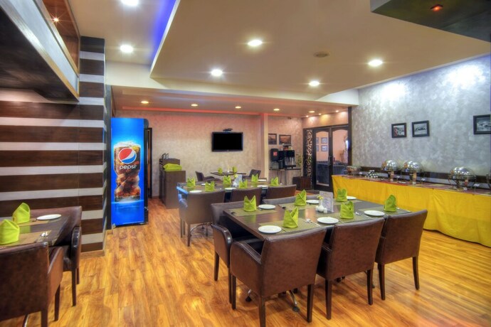 Imagen del bar/restaurante del Hotel Midtown By Royal Collection. Foto 16