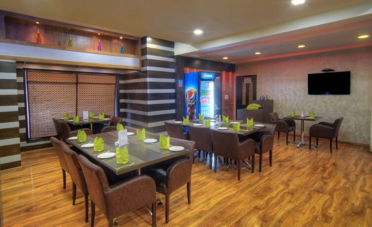 Imagen del bar/restaurante del Hotel Midtown By Royal Collection. Foto 17