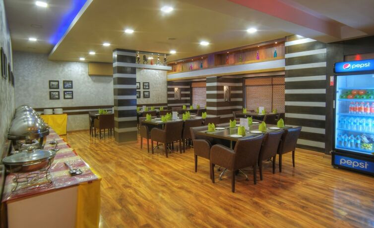 Imagen del bar/restaurante del Hotel Midtown By Royal Collection. Foto 18