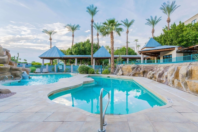 Imagen de la piscina del Hotel Midtown Garden. Foto 17