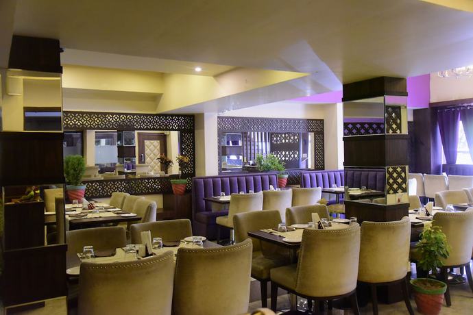 Imagen del bar/restaurante del Hotel Midtown Grand, Kotah. Foto 7