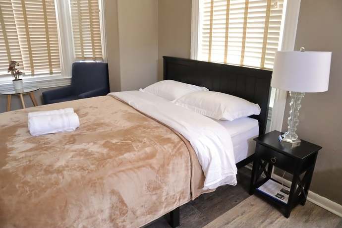 Imagen de la habitación del Hotel Midtown Suites. Foto 12