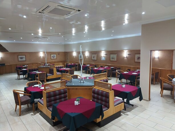 Imagen del bar/restaurante del Hotel Midway Inn. Foto 14