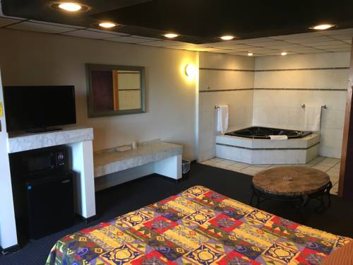 Imagen de la habitación del Hotel Midway Inn and Suites. Foto 6