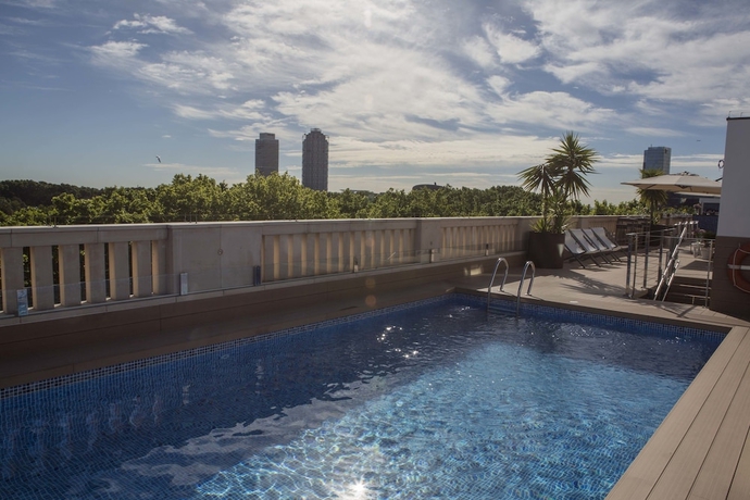 Imagen de la piscina del Hotel Miiro Borneta. Foto 17