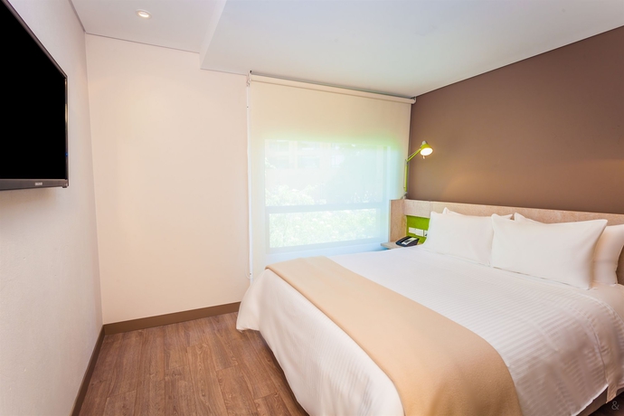 Imagen de la habitación del Hotel Mika Suites. Foto 5