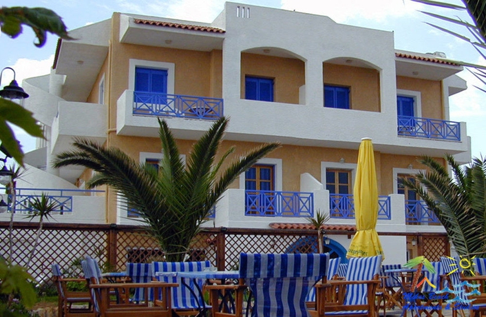 Imagen de los exteriores del Hotel Mikes Beach Apartments and Studios. Foto 4