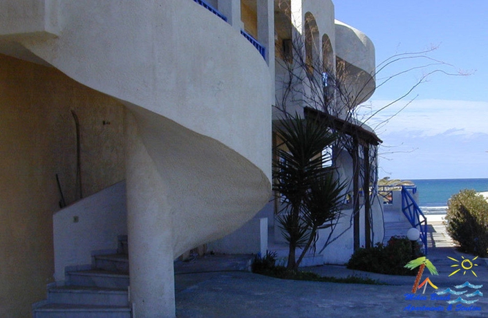 Imagen de los exteriores del Hotel Mikes Beach Apartments and Studios. Foto 5