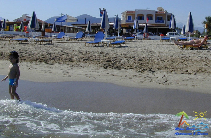 Imagen de los exteriores del Hotel Mikes Beach Apartments and Studios. Foto 6