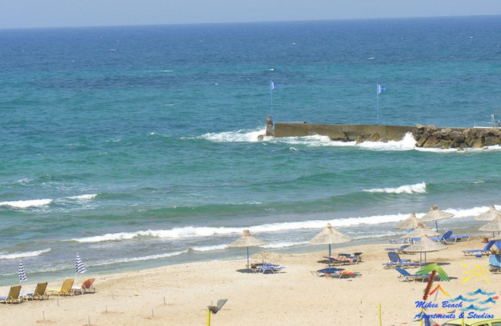 Imagen de los exteriores del Hotel Mikes Beach Apartments and Studios. Foto 8