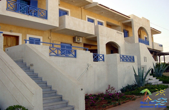 Imagen de los exteriores del Hotel Mikes Beach Apartments and Studios. Foto 11