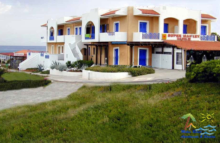 Imagen de los exteriores del Hotel Mikes Beach Apartments and Studios. Foto 12