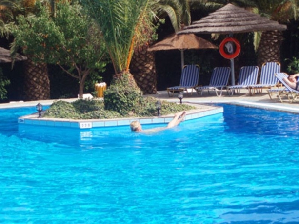 Imagen general del Hotel Mikro Village. Foto 10