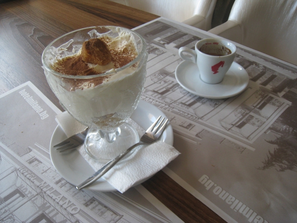 Imagen del bar/restaurante del Hotel Milano, Burgas Ciudad. Foto 2