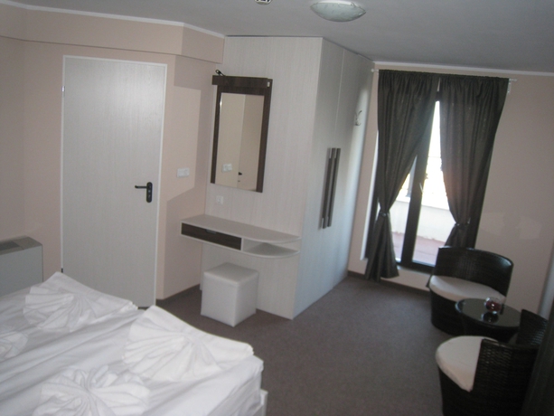 Imagen de la habitación del Hotel Milano, Burgas Ciudad. Foto 10