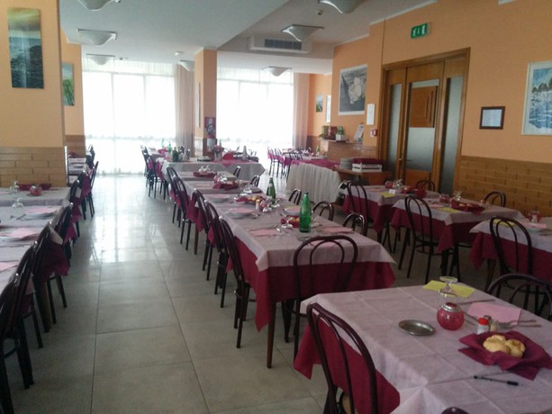 Imagen del bar/restaurante del Hotel Milena, Rimini. Foto 2