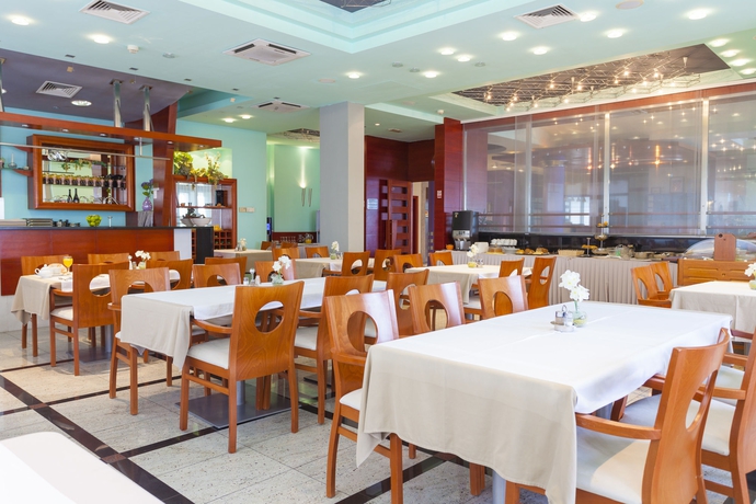 Imagen del bar/restaurante del Hotel Milenij, Brela. Foto 2