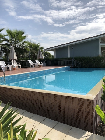 Imagen de la piscina del Hotel Milin Villa Resort Kanchanaburi. Foto 17