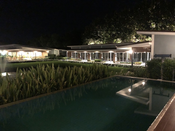 Imagen de la piscina del Hotel Milin Villa Resort Kanchanaburi. Foto 18