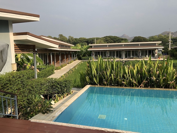 Imagen de la piscina del Hotel Milin Villa Resort Kanchanaburi. Foto 19